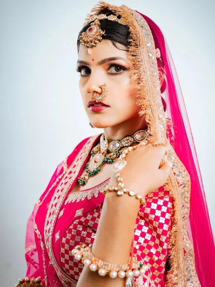 The traditional nath and maang tikka complete this Marvadi bridal look. You can rent the full set from me.