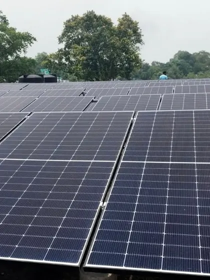 A closer look at the high-efficiency 590 Wp TOPCon solar panels installed at the Bokaro government facility. These panels provide superior performance, ensuring the site has a reliable source of clean energy for its daily operations.
