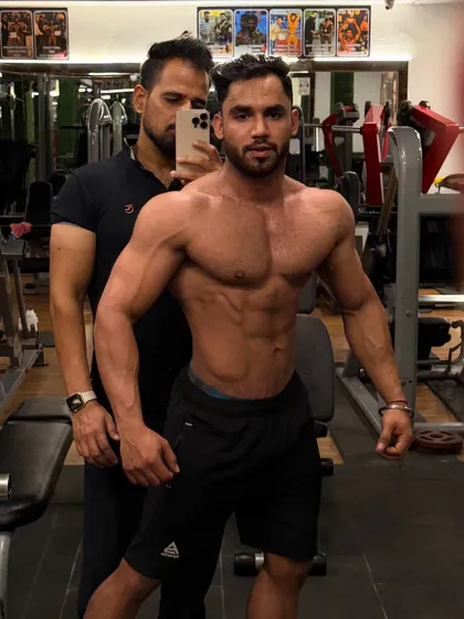 A side pose during the gain phase, focusing on maintaining aesthetics while bulking.
