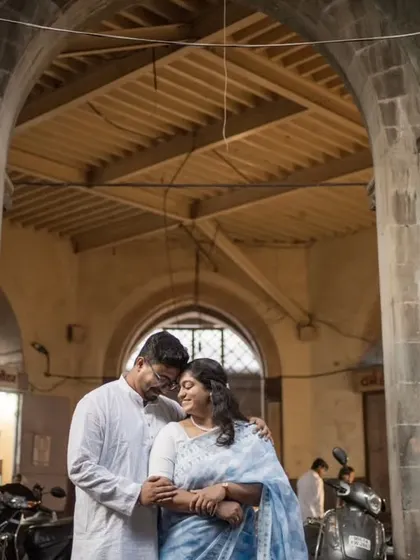 An intimate embrace within the arches of an old building, using shadows and light to create a timeless pre-wedding photo.
