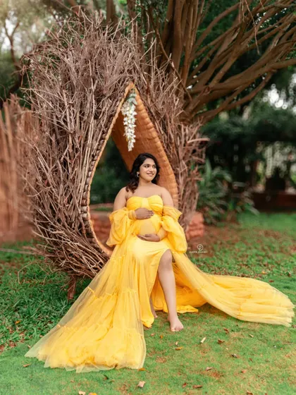 A perfect moment of peace and happiness. Outdoor maternity sessions in a park or garden allow for beautiful, relaxed portraits like this one.