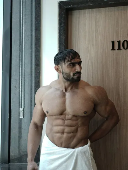 Another angle, showing the chest fullness.