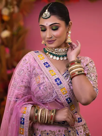A model showing the elegance of a simple Kundan choker.