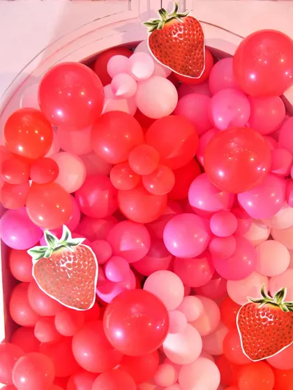 Detail of the balloon decor for the strawberry party.
