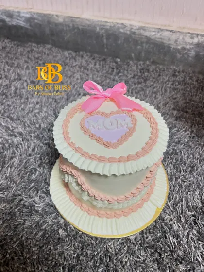 A close-up of the heart on the vintage-style Mother's Day cake.