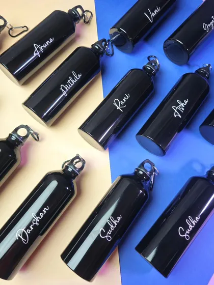 These black stainless steel bottles are sleek and practical. With a 750 ml capacity and a carabiner clip, they are great for the gym, office, or school. I can customize them in bulk for corporate orders.