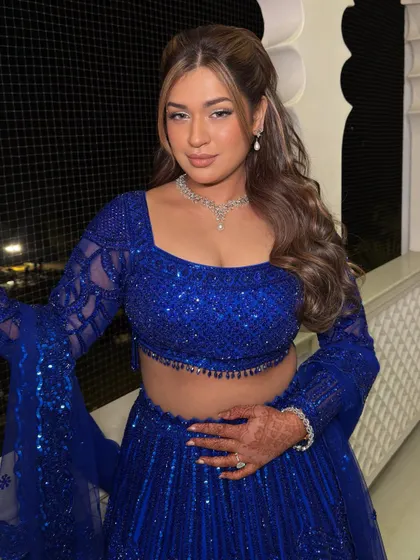 This stunning blue lehenga for a Sangeet called for soft shimmer on the eyes, elegant wings, and the perfect nude lip. A look that felt effortlessly her.