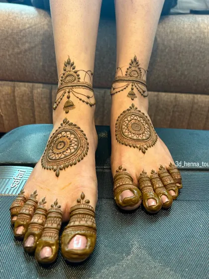 Another view of the jewelry-inspired foot design. The fresh henna paste is applied perfectly, promising a rich and dark stain.