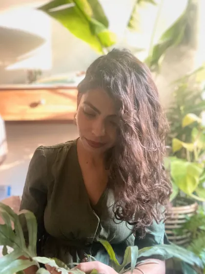 Surrounded by green is where I feel most at peace. This business started from a personal need to connect with nature and find a sense of calm. My goal is to share that feeling with you through my workshops and creations.