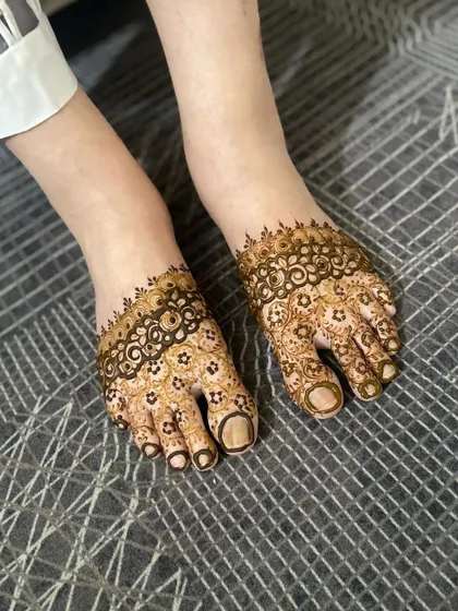 A final look at the simple and clean henna design for feet.