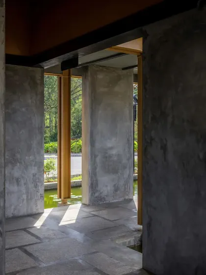 We used locally sourced materials, including mud from the site for plaster and stones for the foundation and paving. This approach grounds the building in its environment and supports indigenous artisans.