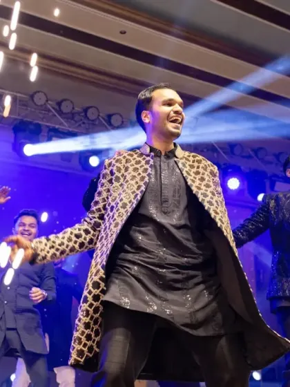 The groom’s squad takes over the stage with a high-energy dance number. The dynamic LED backdrop and stage effects add to the thrilling, celebratory atmosphere of the Sangeet.