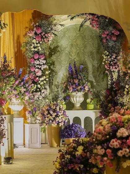 A duplicate of image 386, showing the immersive floral archway.