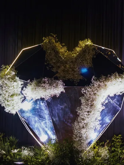 A modern, geometric heart sculpture adorned with baby's breath. This piece served as a unique and artistic photo backdrop, blending sharp lines with soft florals.