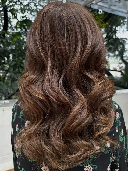 The beautiful result of the 'Caramello' color service.
