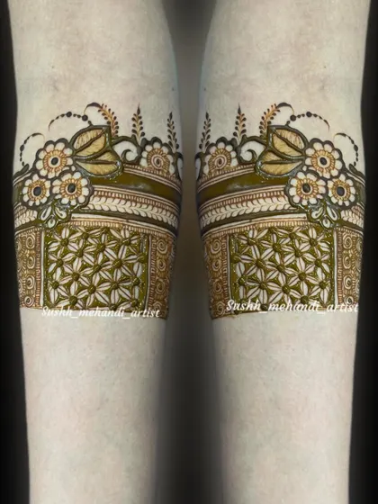 Another example of a detailed forearm band. The floral border and the geometric jaali work together to create a rich texture.
