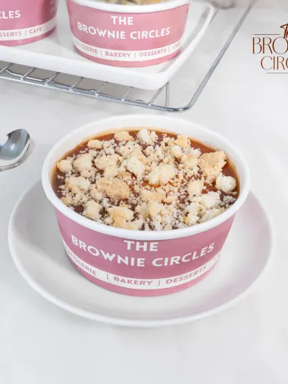 A comforting treat for any day. Our Banana Caramel Cake Tub combines the sweetness of fresh bananas with rich caramel sauce and soft vanilla cake, topped with vanilla crumbs.