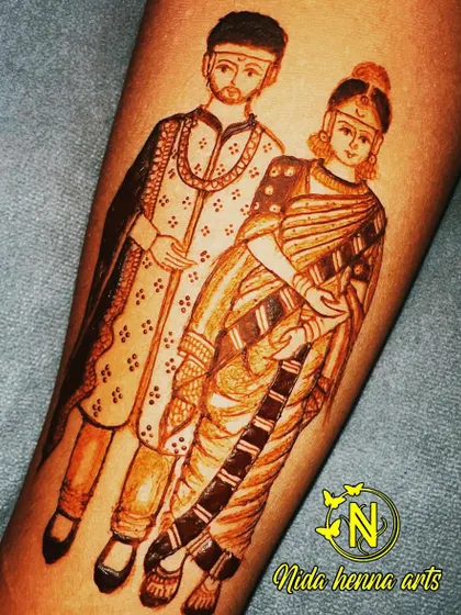 A beautiful Maharashtrian couple figure, showcasing traditional attire. My course covers how to draw different regional bridal styles to make you a versatile mehandi artist.