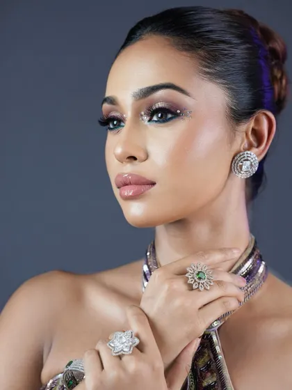 The details of the jewellery and makeup. The glossy lips and sparkling eyes are the perfect finishing touches to this glamorous look.