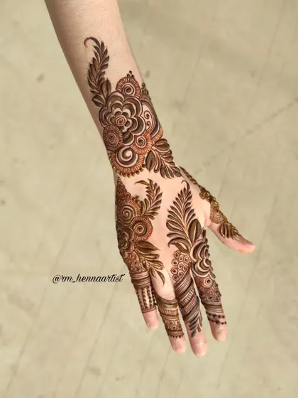 A full view of this gorgeous Gulf henna design. The pattern extends from the wrist to the index finger, creating a very graceful and elongated look.