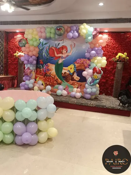 The complete stage for the mermaid party, including a cake table made of pastel balloons.