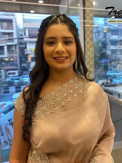 A bright and happy look for a daytime event. The makeup is kept fresh and minimal, with soft waves in her hair and a beautiful smile.