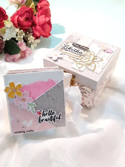 The mini scrapbook and its wooden box, a perfect gift for a best friend.