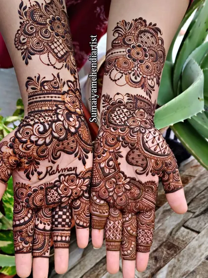 This design looks so beautiful against the natural greenery.