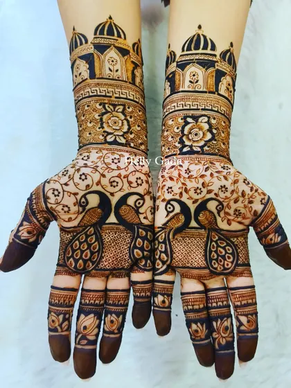 A classic peacock theme design. The palms feature two large peacocks, while the wrists are adorned with architectural domes, giving it a royal feel.