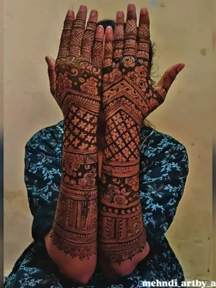 This full-arm sangeet mehendi shows how I blend different styles. The design combines geometric jaal patterns on the forearm with softer, blooming floral work on the palms for a beautiful contrast.