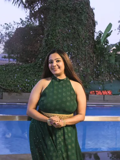 A relaxed portrait by the pool at a corporate event venue. This green dress is a great example of an outfit that transitions seamlessly from a formal conference setting to a more relaxed evening social.