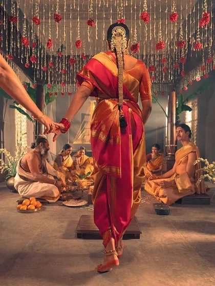 This image is from the 'Little Rituals' campaign for Kanakavalli, tracing the journey of a bridal Kanjivaram. We focused on the authentic details of a South Indian wedding ceremony, styling the bride in a traditional madisar drape to honor the cultural significance of the saree.