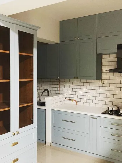 Blending traditional design with a classic English finish. This beautiful pastel blue kitchen features subway tiles and a separate crockery unit, creating a natural flow.