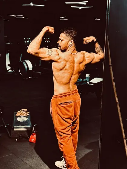 As your coach, I lead by example. This is the result of years of discipline, consistency, and smart strength training, which are the core principles I bring to my online personal training programs.