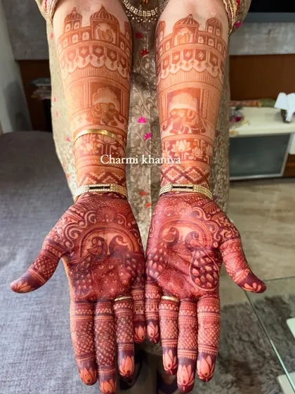 Look at that gorgeous stain! 😍 I use only the best quality natural henna to make sure your mehendi develops into this beautiful, deep reddish-brown color. This is the result of great henna and proper aftercare, and I'll guide you on how to get it.