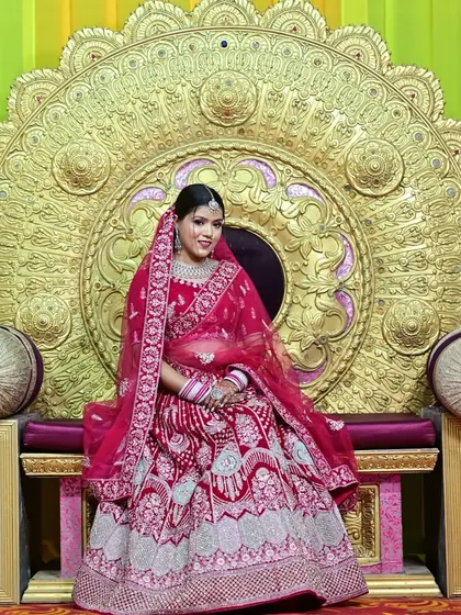 Feel like a queen on your throne in this stunning pink rental lehenga. The regal setting complements the grandeur of the outfit.
