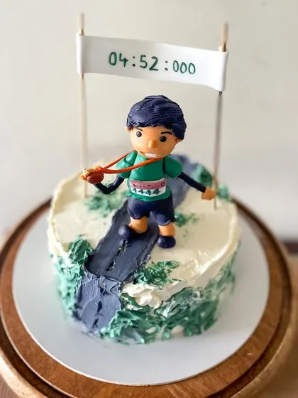 A final look at the personalized runner's cake.