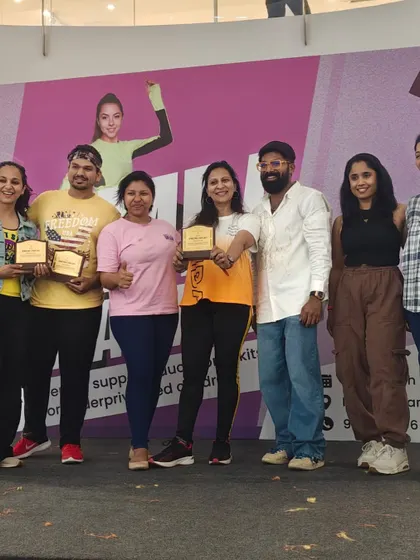 On stage with other organizers and instructors, receiving appreciation for our contribution. I collaborate effectively with teams to ensure events are well-organized and successful.