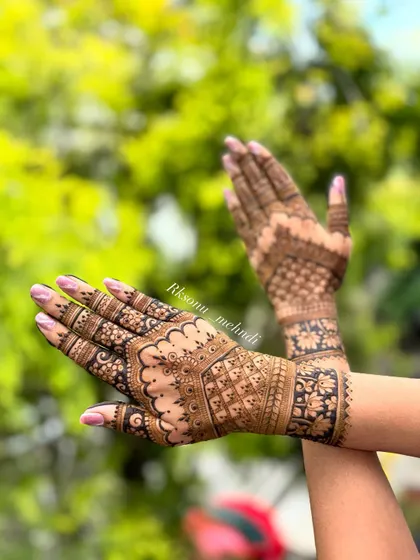 This design features a beautiful blend of geometric grids and soft, scalloped edges. The contrast between the sharp lines and flowing curves creates a visually stunning effect on the hands.