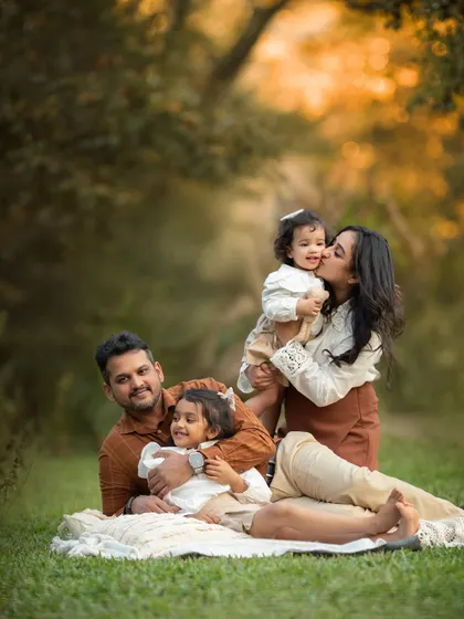 Let's have a picnic and just play! My outdoor family sessions are all about fun and relaxation. A kiss for the baby, a laugh between parents, it's these little bits of magic that tell your family's story.