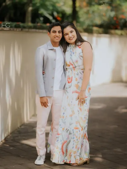 A client making a statement in a light grey shacket paired with muted pink trousers. It’s a fresh, modern combination for a stylish daytime event.