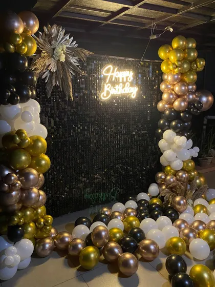 A final look at the stunning black and gold birthday decoration.