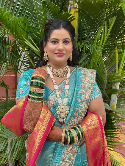The bride posing with her intricate henna and beautiful jewellery.