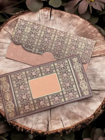 This intricate, traditional-patterned money envelope is a timeless choice for weddings and other special occasions.