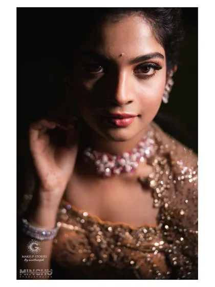 An intense and beautiful close up of Sindhu. This low light shot shows how the makeup is defined and impactful, perfect for evening events and photography.