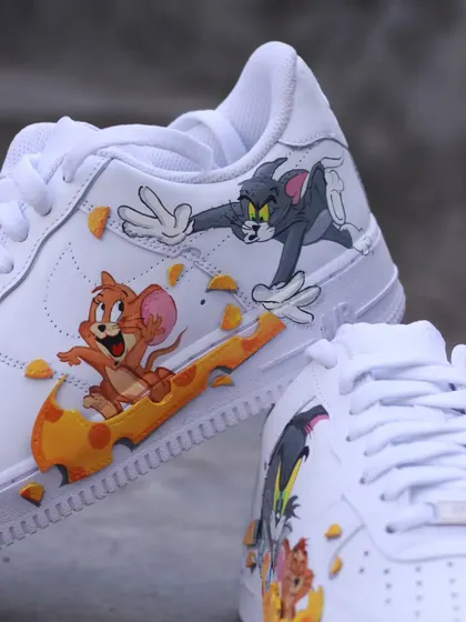Another angle of the Tom & Jerry custom, showing the dynamic chase scene across the shoe.