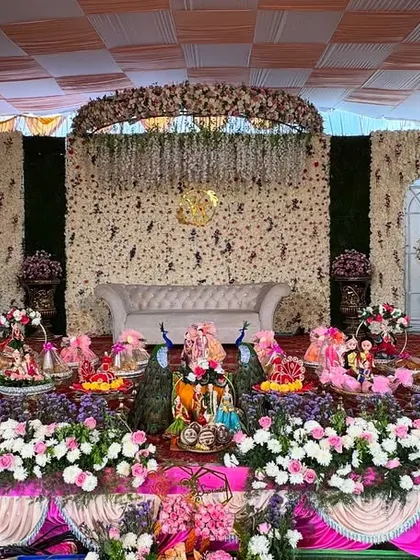 An elaborate platter decoration for a wedding reception. The pink and white floral theme is carried through to the table decor, creating a romantic and elegant setting.