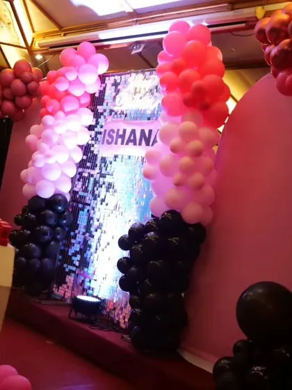 A closer look at the details of our Blackpink theme, showing the shimmering wall and the pink and black balloon columns that create a concert-like feel.