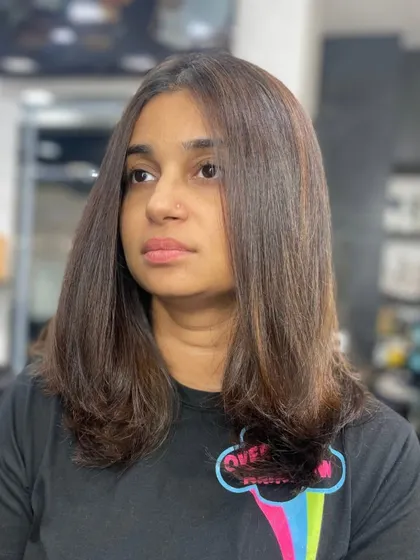 A simple and elegant shoulder-length haircut with soft layers and a straight finish.