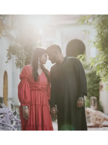 A romantic silhouette created by the strong backlight. This technique creates a dreamy and intimate mood, focusing on the couple's connection without revealing every detail.